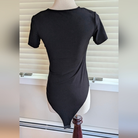 MANGOPOP Women's Black Front Cutout Short Sleeve Bodysuit - Picture 5 of 10